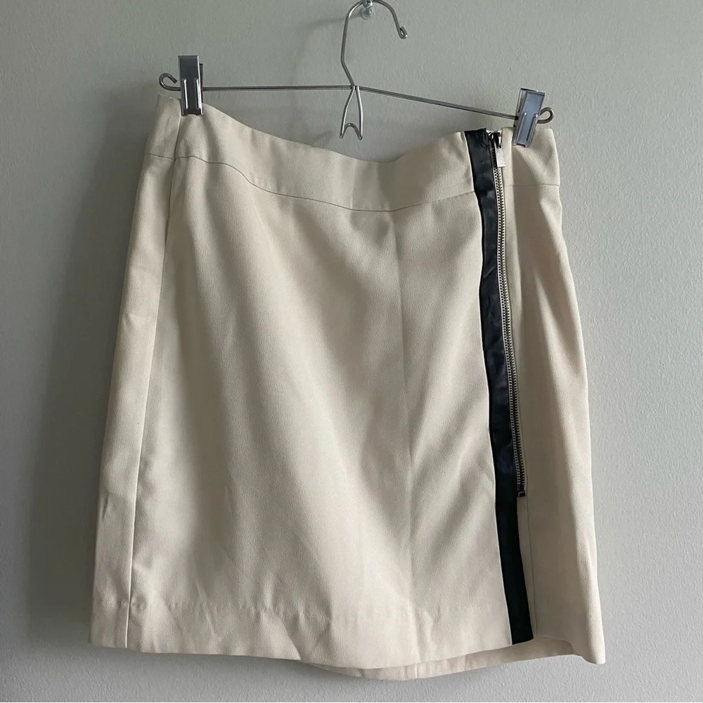 BANANA Republic Cream and Black Mini Skirt Size 2